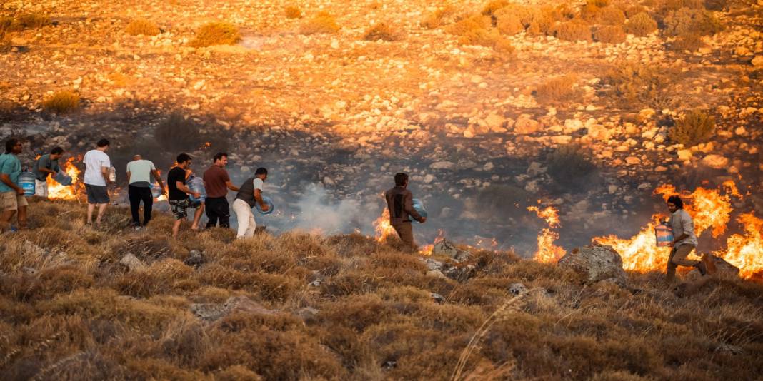 Çeşme'de yangına halktan müdahale: Su bidonu, eşofman, toprak.. 3